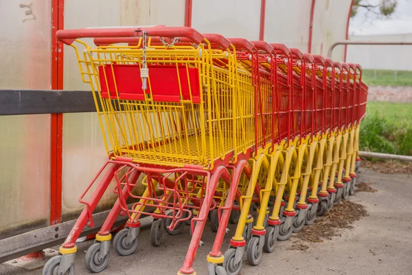 Chariots rouges et jaunes — Photo