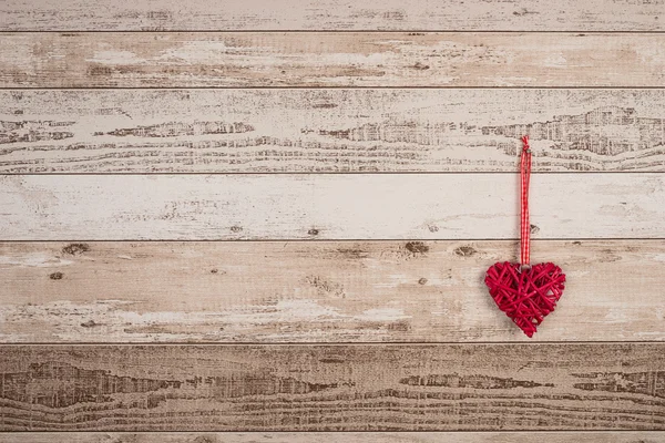 Corazón de madera roja colgando — Foto de Stock
