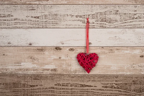 Corazón de madera roja colgando — Foto de Stock