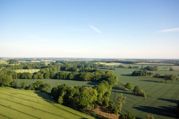 Ekili alan yukarıdan. Havadan görünümü çayırlar ve ekili alanlar. Kuş görünümü