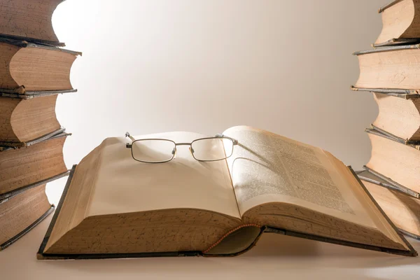 Open old book and glasses on table — Stock Photo, Image