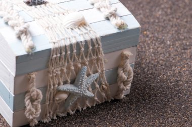 Hazine sandığı karanlık kum üzerinde