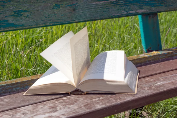 Open boek op een bankje — Stockfoto