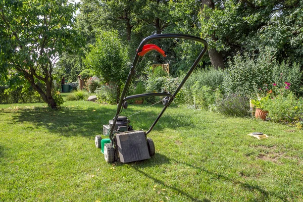 Pemotong rumput di taman — Stok Foto