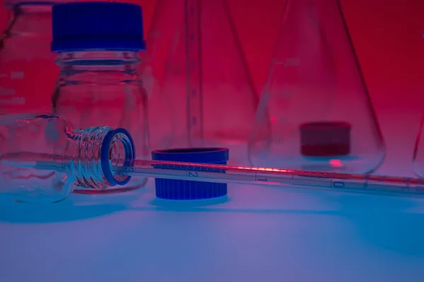 Apparecchiature di laboratorio sullo sfondo rosso — Foto Stock