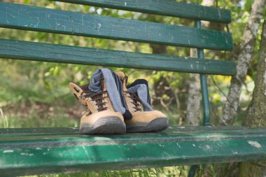 Çorap ile ayakkabı bankta hiking