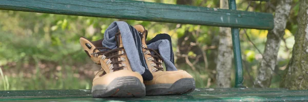 Hiking schoenen met sokken op Bank — Stockfoto