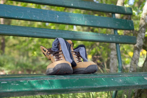 Chaussures de randonnée avec chaussettes sur banc — Photo