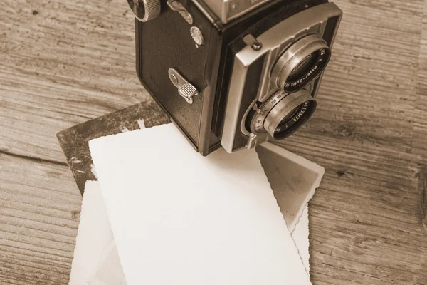 Câmera retro velha em placas — Fotografia de Stock