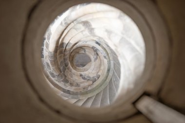 Eski spiral taş merdivenle