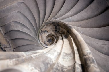 Eski spiral taş merdivenle