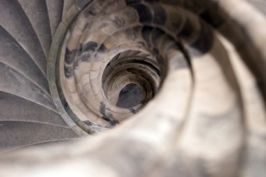 Eski spiral taş merdivenle