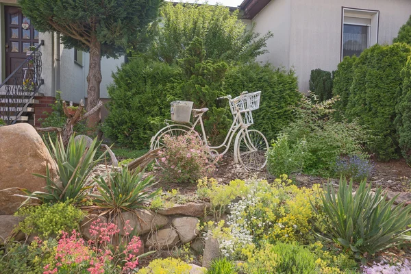 Old white bicycle in the garden — Stock Photo, Image