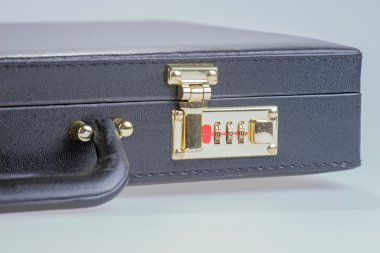 Beyaz arka plan üzerinde iş deri evrak çantası