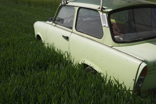 Green classic car in cornfield — Stock Photo, Image