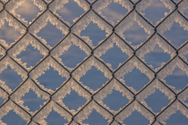 Kar, kış arka plan ile zincir bağlantı çit