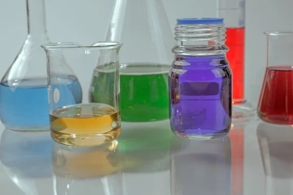 Glas laboratorieutrustning med färg vatten — Stockfoto