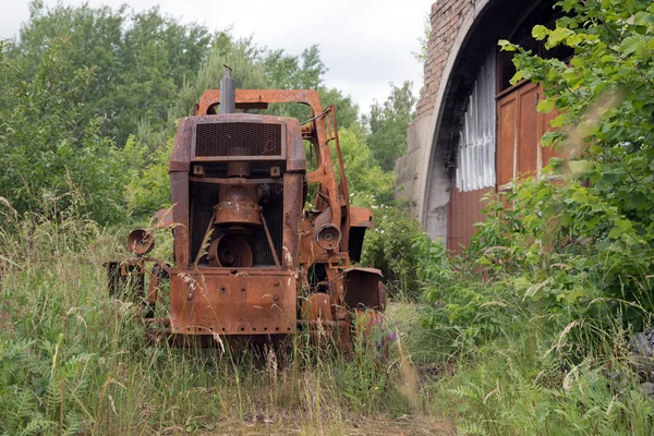Viejo tractor vintage oxidado — Foto de Stock