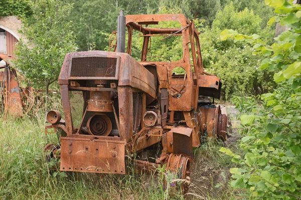 Stary zardzewiały vintage ciągnika — Zdjęcie stockowe