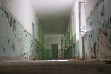 Karanlık koridor, ışık ve gölge, gizemli yer