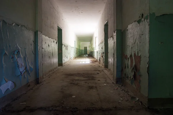 Karanlık koridor, ışık ve gölge, gizemli yer — Stok fotoğraf