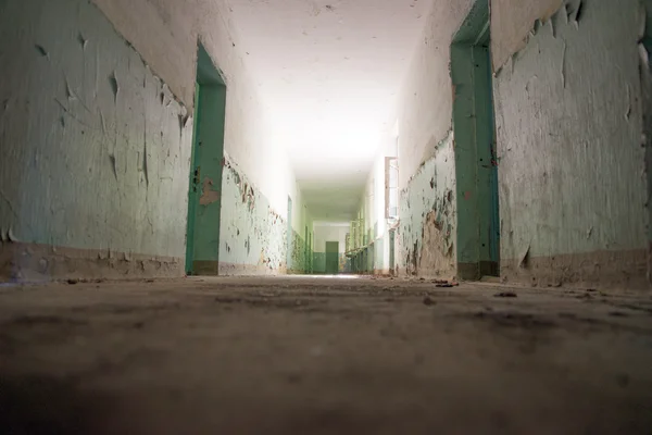 Corridoio buio, luce e ombra, luogo misterioso — Foto Stock