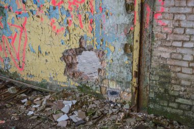Terk edilmiş bir binada tahrip olmuş duvar