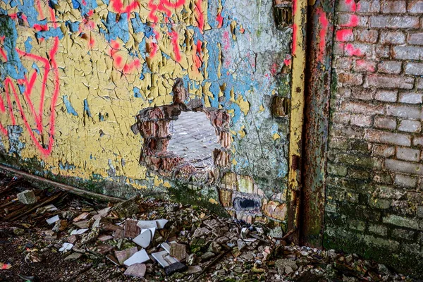 Зруйнована стіна в покинутій будівлі — стокове фото