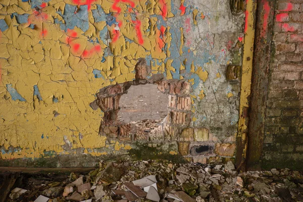 Уничтоженная стена в заброшенном здании — стоковое фото