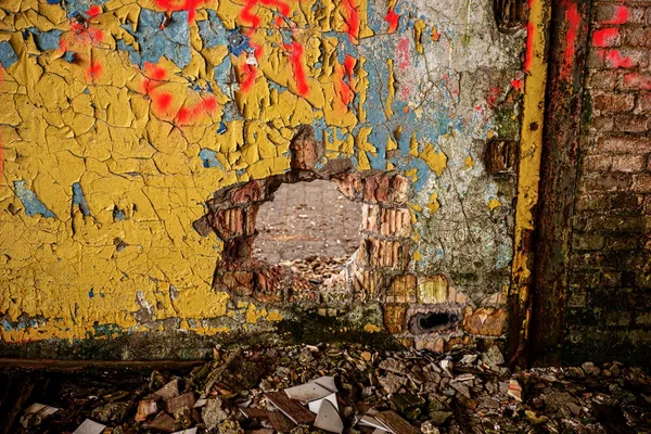 Destroyed wall in an abandoned building — Stock Photo, Image