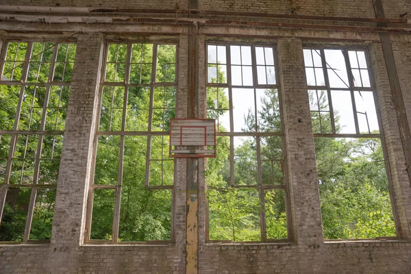 Окна в заброшенном комплексе — стоковое фото