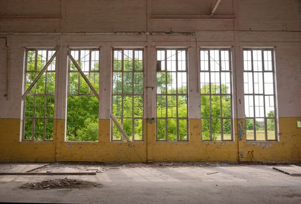 Fenster in einem verlassenen Komplex — Stockfoto