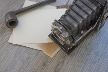 Ahşap tahta üzerinde tütün boru ile eski retro fotoğraf makinesi