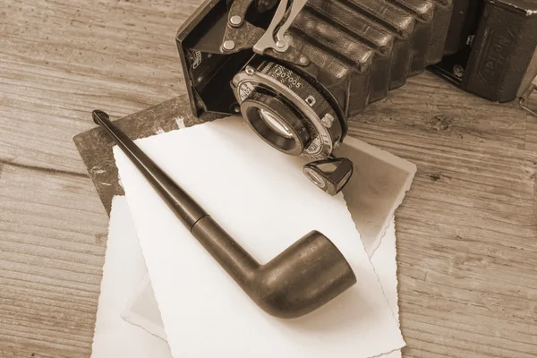 Παλιά κάμερας ρετρό με Καπνοσύριγγα σε ξύλινη σανίδα — Φωτογραφία Αρχείου