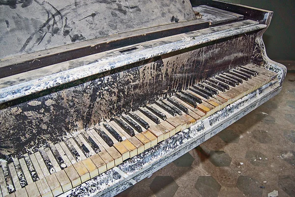 Detalj av gamla smutsiga piano keyboard — Stockfoto