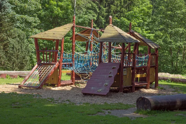Aire de jeux moderne pour enfants dans le parc — Photo