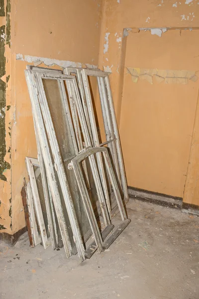 Παλιό παράθυρο στο διάδρομο — Φωτογραφία Αρχείου