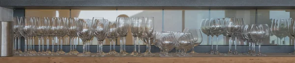 Пустые стаканы на полке — стоковое фото