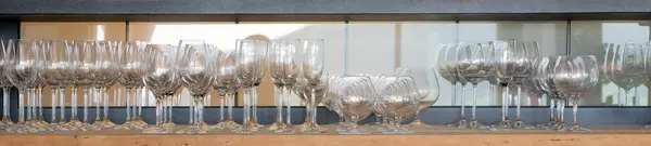 Пустые стаканы на полке — стоковое фото
