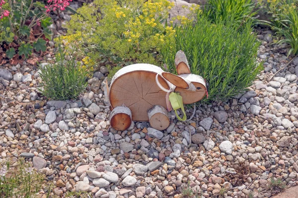 Coelho como uma decoração no jardim — Fotografia de Stock