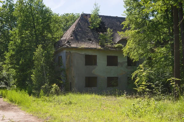 Opuštěná budova, zničit v lese — Stock fotografie