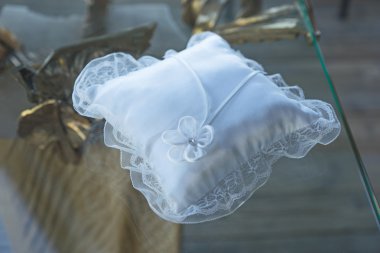 Düğün yüzük için beyaz yastık