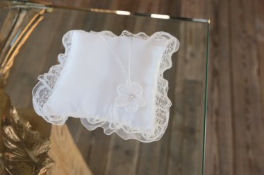 Düğün yüzük için beyaz yastık