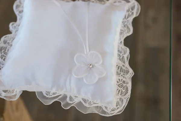 結婚式にリングの白い枕 — ストック写真