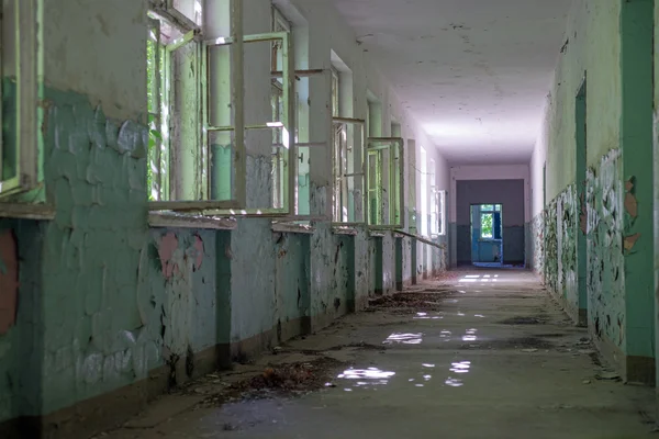 Dark corridor, mysterious and dangerous place — Stock Photo, Image