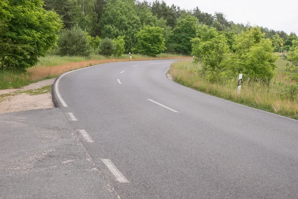 Пустая кривая дорога — стоковое фото