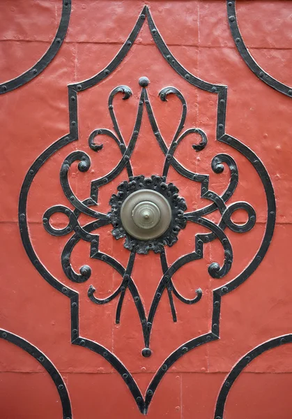 Dobradiça de ferro ornamental em uma porta velha — Fotografia de Stock