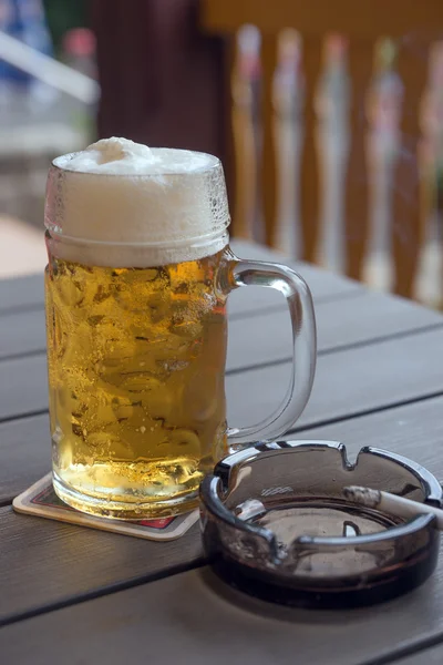 Bira bardağı ve tablo üzerinde Sigara