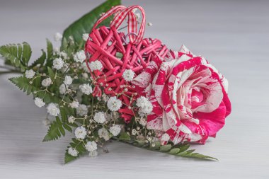 Kırmızı ve beyaz kalp ile gül