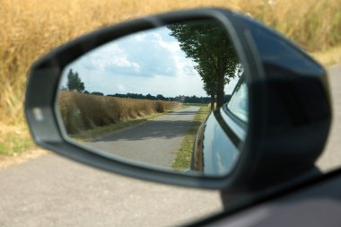 Bir arabanın dikiz aynası.